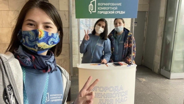 Команда волонтеров помогает петербуржцам принять участие в электронном голосовании за объекты благоустройства Петербурга