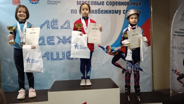 На всероссийских соревнованиях по конькобежному спорту "Лёд надежды нашей 2025", которые прошли в Санкт-Петербурге, участвовало более 700 спортсменов